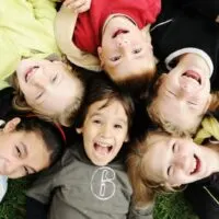 Glück ohne Grenzen, glückliche Gruppe von Kindern im Kreis, zusammen übertreffen