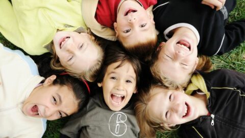 Glück ohne Grenzen, glückliche Gruppe von Kindern im Kreis, zusammen übertreffen