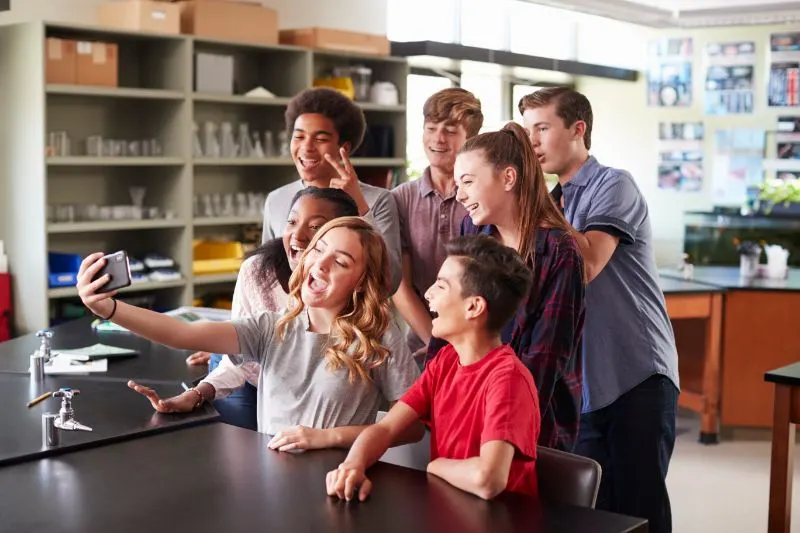 Gruppe-von-Schulern-die-Selfie-im-Biologie-Klassenzimmer-nehmen