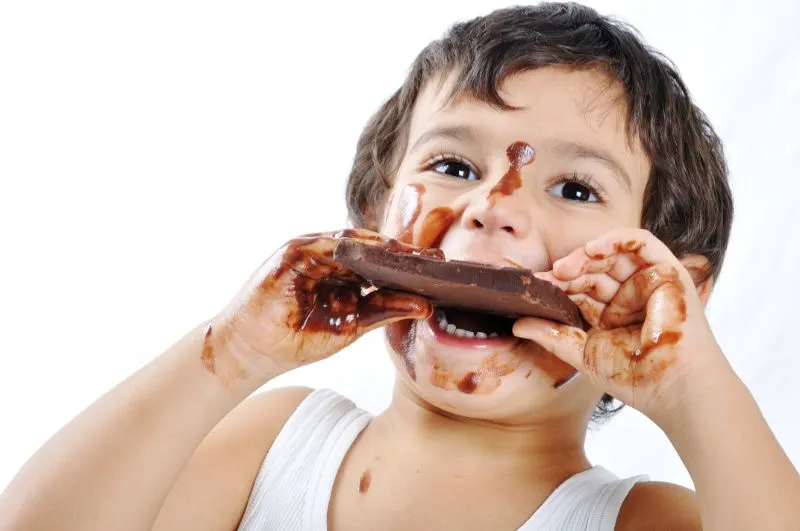 Kind-mit-Schokolade