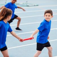Kinder im Leichtathletik-Team im Staffellauf am Sporttag