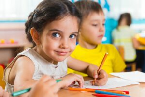 süßes kleines Vorschulmädchen zeichnet