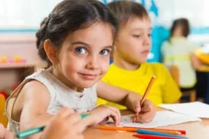 süßes kleines Vorschulmädchen zeichnet
