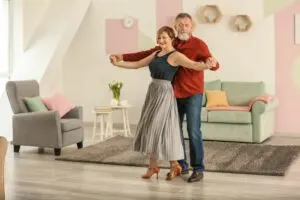 Glückliches reifes Paar, das zu Hause tanzt