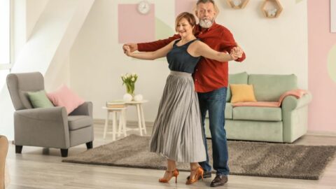 Glückliches reifes Paar, das zu Hause tanzt