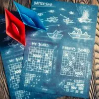 Kinders Schiffe Versenken -Papierspiel für zwei Spieler