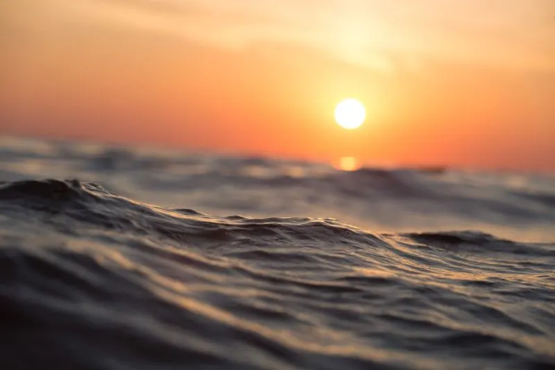 Meerwasser-bei-Sonnenuntergang