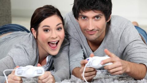 Paar spielt Computerspiele