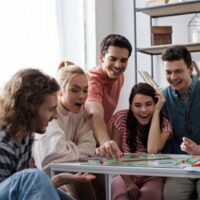 junge Freunde spielen Monopol