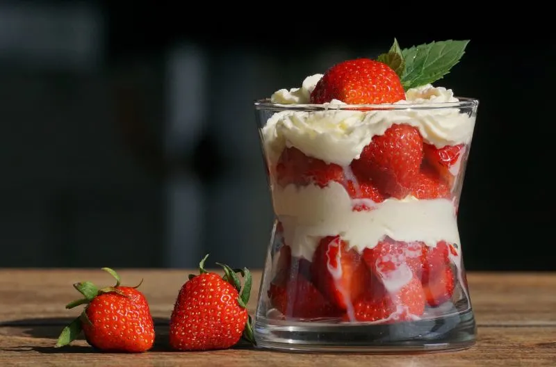 Dessert-in-Glas-mit-Erdberen