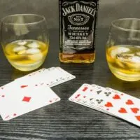 Eine Partie Poker und ein Glas Whisky (Jack Daniels) mit Eis.