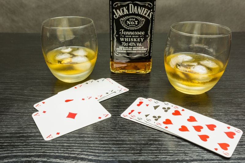 Eine Partie Poker und ein Glas Whisky (Jack Daniels) mit Eis.