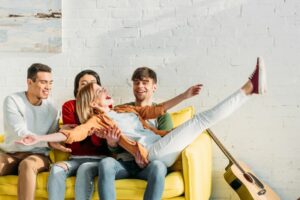 Freunde, die Spaß haben und zu Hause herumalbern
