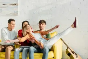 Freunde, die Spaß haben und zu Hause herumalbern