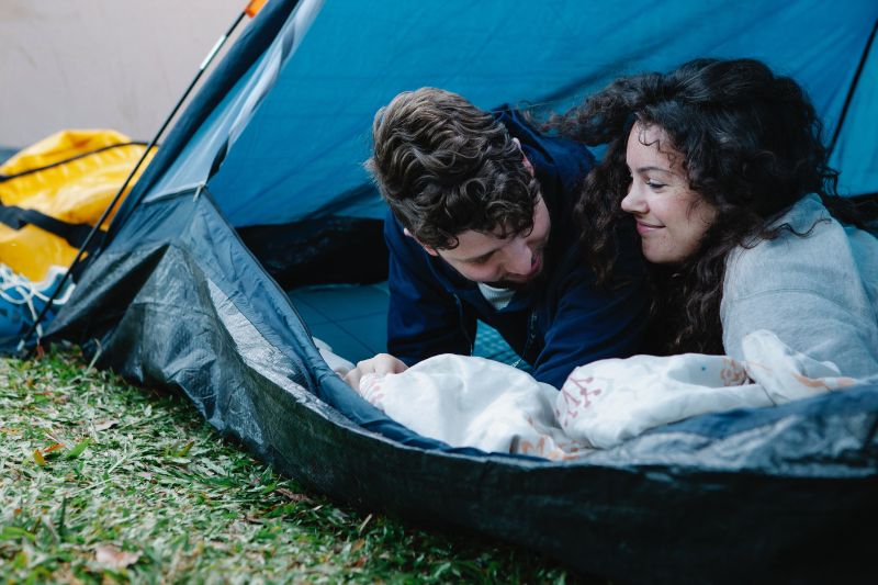 Paar-liegt-in-einem-Campingzelt
