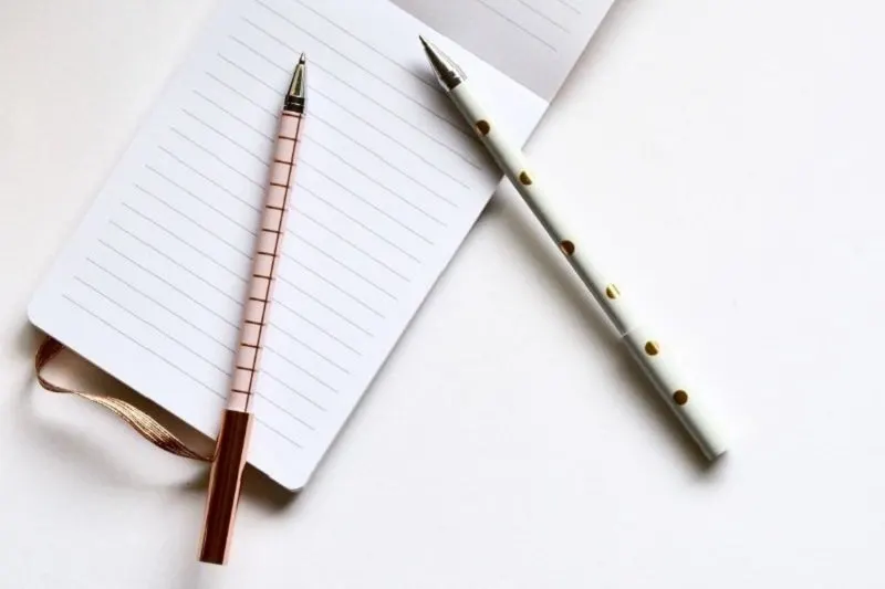 Papier und zwei Stifte