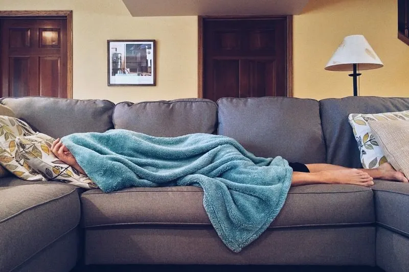Person-die-auf-einer-Couch-schlaft