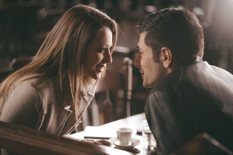 Romantisches Paar an der Bar. fragen an crush