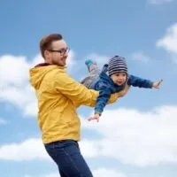 Vater und Sohn spielen und haben Spaß im Freien