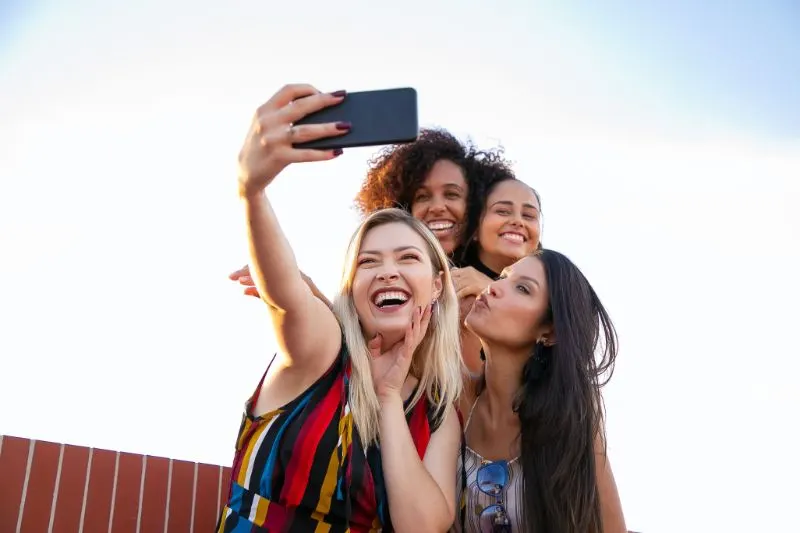 vier-Freunde-machen-ein-Selfie