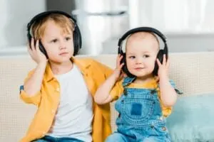 Entzückende Brüder, die zu Hause Musik in Kopfhörern hören