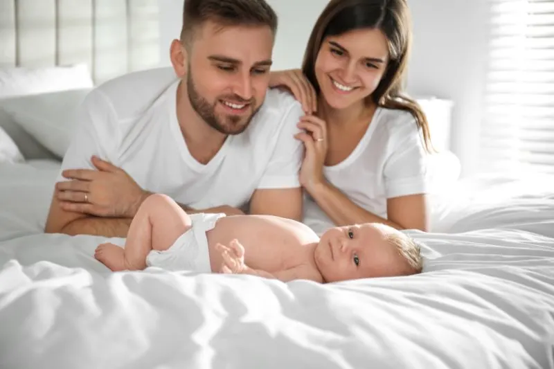 Gluckliches-Paar-mit-ihrem-neugeborenen-Baby-zu-Hause
