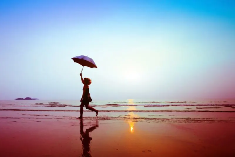 Laufende-Frau-mit-Regenschirm