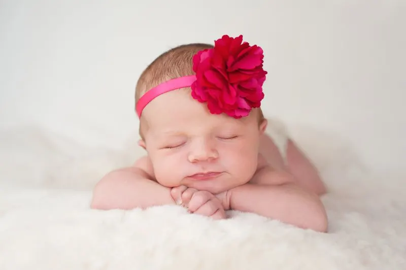 Neugeborenes-Baby-mit-heisem-rosa-Blumenstirnband