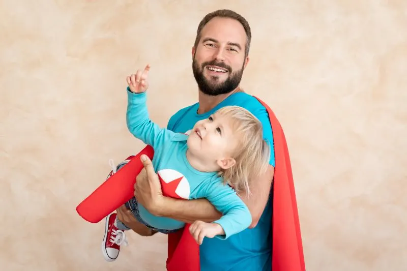 Superhelden-Vater-und-Sohn-haben-Spas-zusammen
