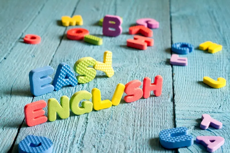 Englisch-ist-ein-leicht-zu-erlernendes-Konzept-mit-Buchstaben-auf-blauen-Tafeln