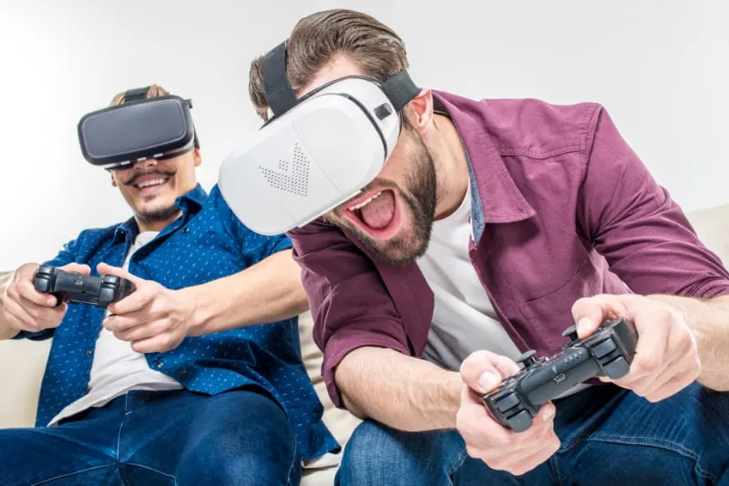 Freunde-in-Virtual-Reality-Headsets