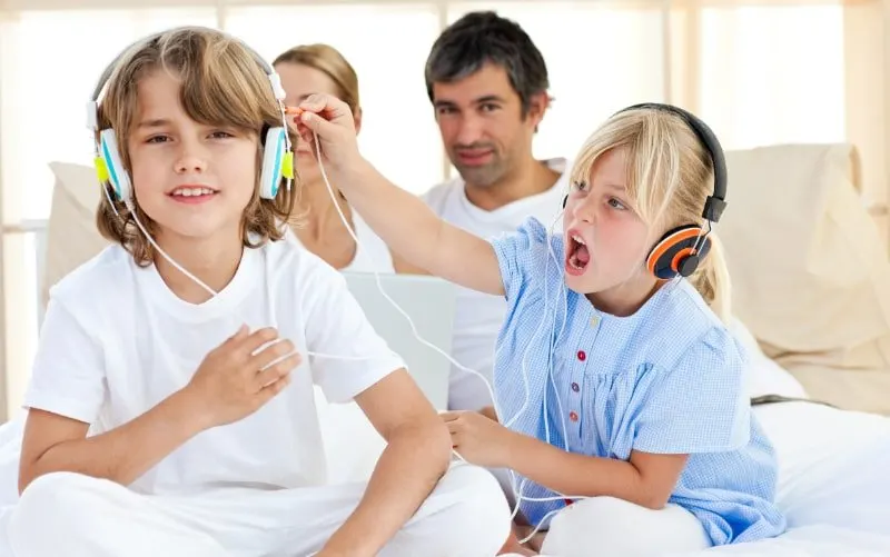 Frohe-Kinder-die-Spas-haben-und-Musik-horen-10-Jahre-alt