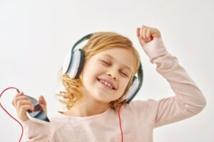 Glückliches Mädchen, das beim Musikhören tanzt