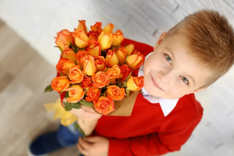 Junge-mit-Blumenstraus-der-schonen-Blumen mit guten Manieren