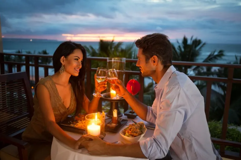 Paar-geniest-ein-romantisches-Abendessen-bei-Kerzenlicht-candlelight-dinner