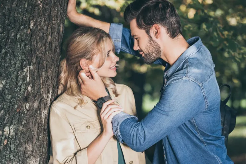 Romantisches-Paar-das-sich-im-Herbstpark-ansieht
