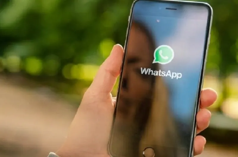 Frau-halt-ein-Apple-iPho-mit-WhatsApp-1