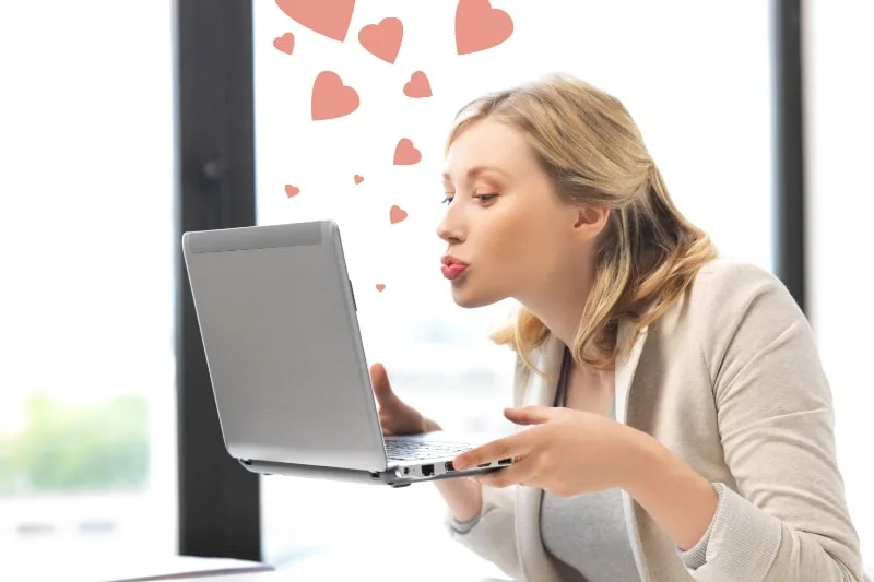 Frau-mit-Computer-kusst-den-Bildschirm