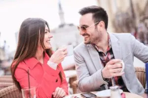 Paar bei einer Tasse Kaffee bei einem Date