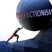 Perfektionismus als Problem, symbolisiert durch eine Person, die mit dem Wort Perfektionismus Gewicht drückt, um zu zeigen, dass Perfektionismus eine schwer zu tragende Last sein kann