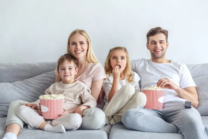 gluckliche-Familie-die-Filme-sieht-wahrend-sie-Popcorn-isst