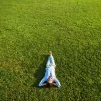 Frau entspannt auf dem Gras