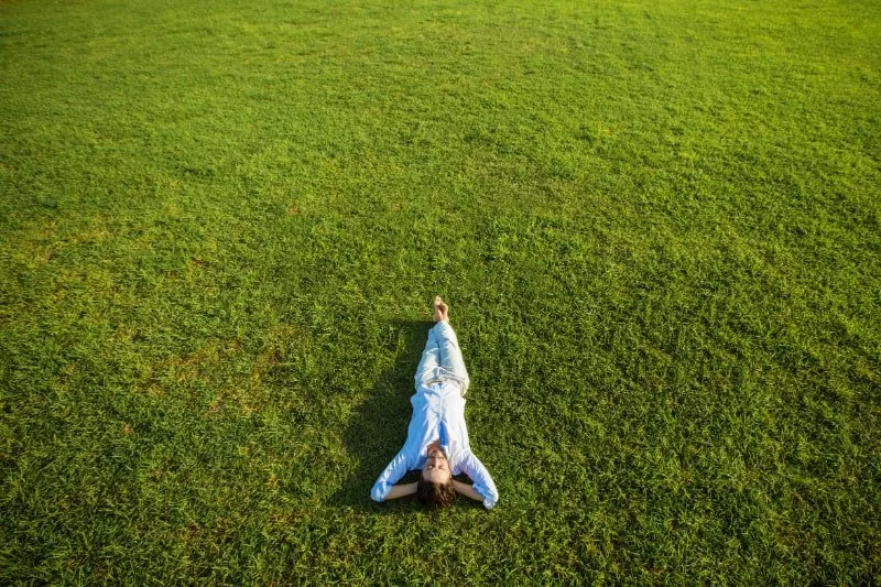 Frau entspannt auf dem Gras