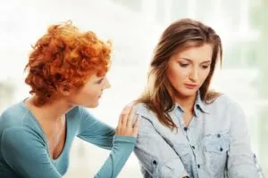 Gestörtes Mädchen, das von ihrer Freundin getröstet wird