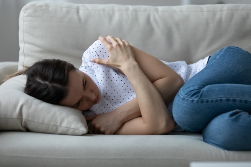 Gestresste-junge-Frau-liegt-auf-dem-Sofa-und-leidet-an-Depressionen