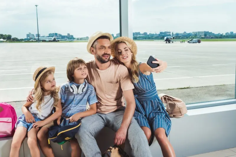 Gluckliche-Familie-die-Selfie-im-Flughafen-macht