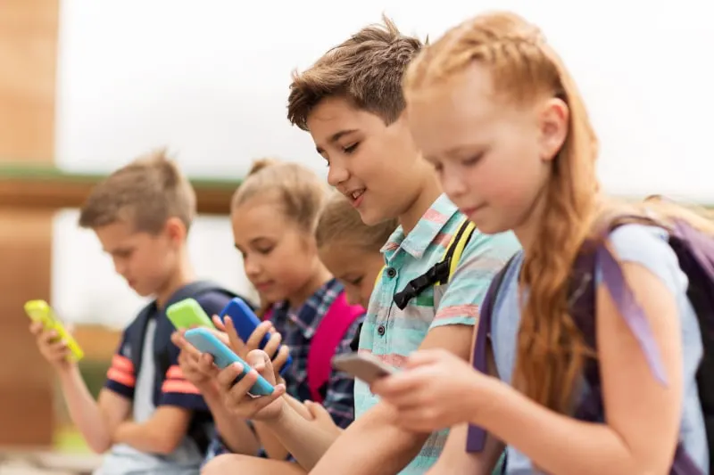 Grundschuler-mit-Smartphones