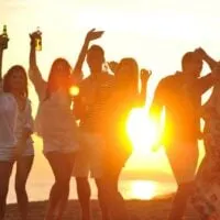 Gruppe junger Leute genießen Sommerparty am Strand