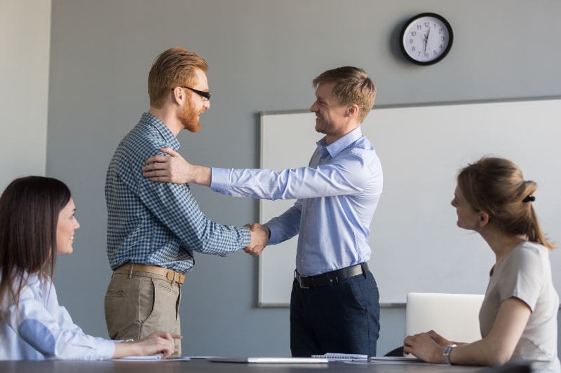 Happy-CEO-Handshaking-erfolgreiche-Mitarbeiterunterstutzung-1