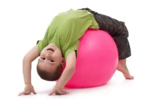 Kleiner Junge macht Gymnastik&uuml;bungen